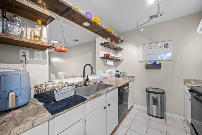 Building Photo - Charming 2-Bedroom Home in Virginia Beach