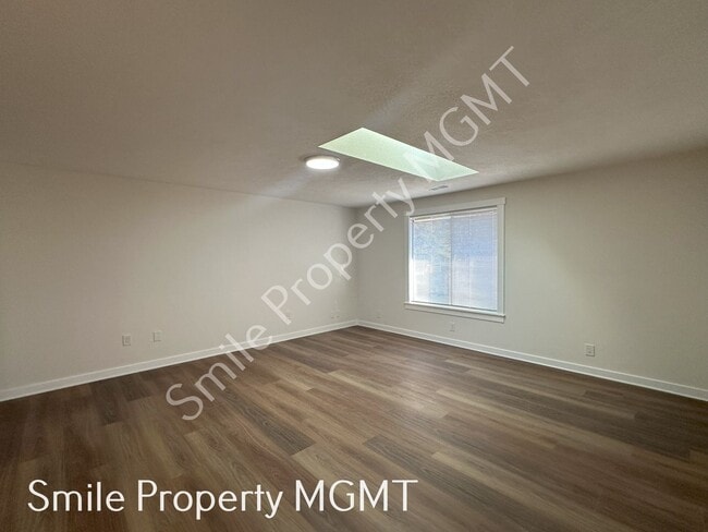 Building Photo - Great Size House