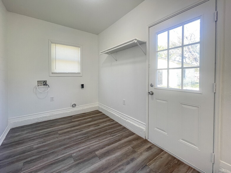 Building Photo - 701 N Barbara St