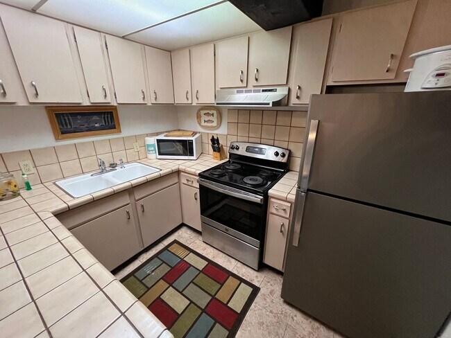 Building Photo - Large furnished 4 bedroom home with 2 car ...