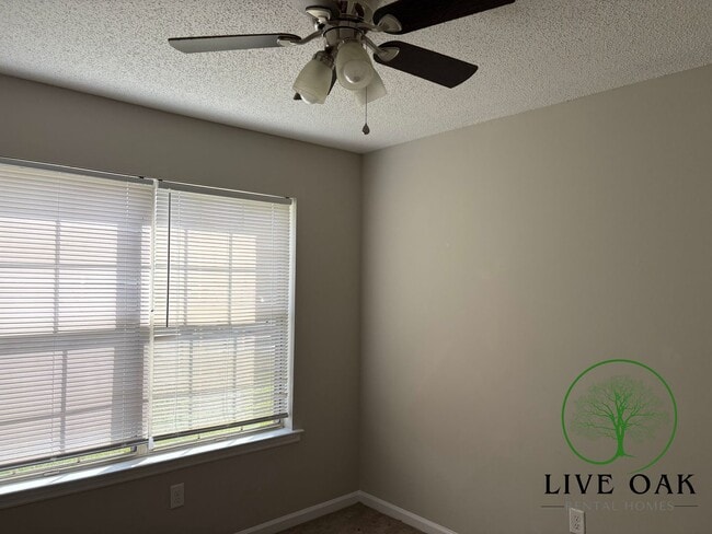 Building Photo - MOVE IN SPECIAL: $500 OFF 1ST FULL MONTH'S RENT!**