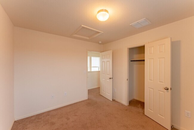 Building Photo - Stunning 3 bed - 2.5 bath Home in Pflugerville. Don't miss this beautiful home opportunity!