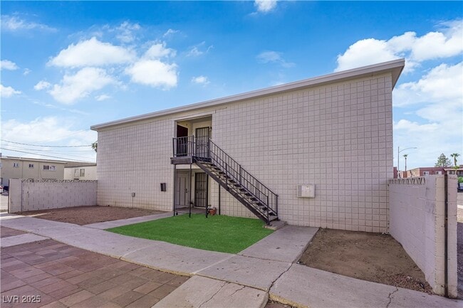 Primary Photo - 2908 E Poplar Ave