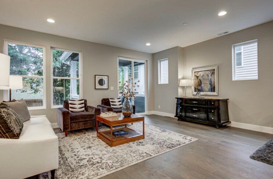 Building Photo - 6049 NE Flanders St