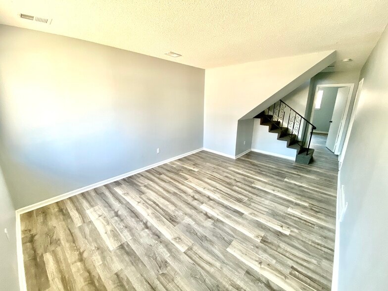 Building Photo - 1902 S Claremont Ave