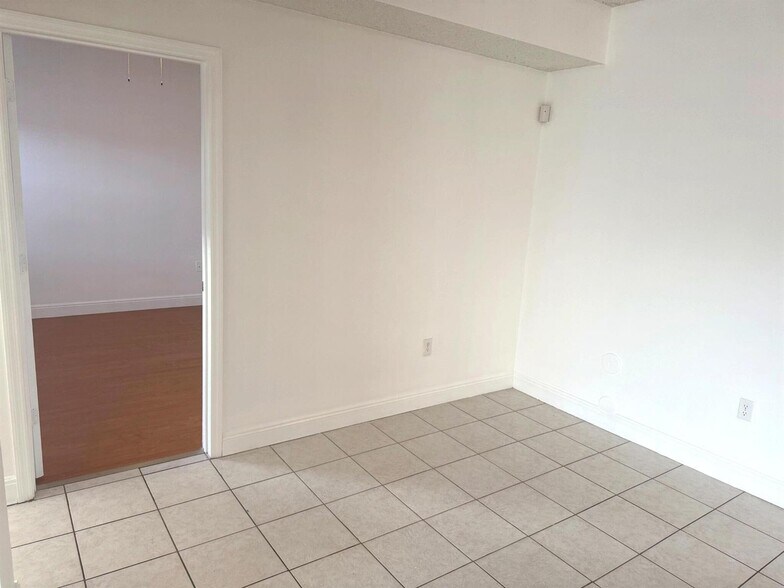 Building Photo - 2331 NW 96th Ter