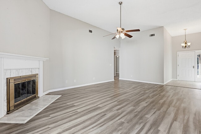 Building Photo - 10 Chamois Ct