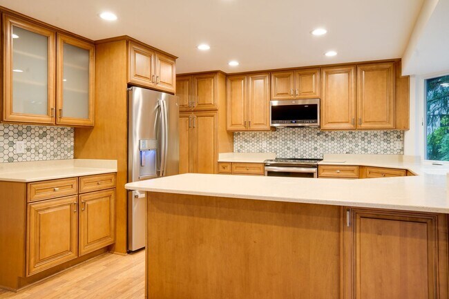 Building Photo - Kent Tri-level home