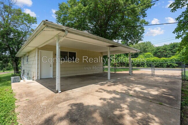 Building Photo - 5661 Bermuda Dr