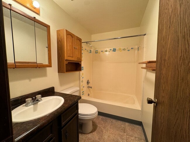 Building Photo - 2 Bedroom Upstairs apartment For Rent Loca...
