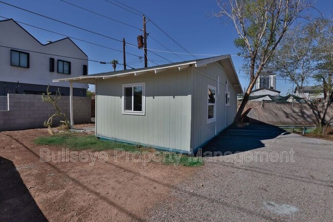 Building Photo - 830 N 10th St