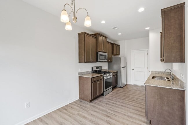 Building Photo - Lovely 3 BR, 2.5 BA Townhome, Centrally lo...
