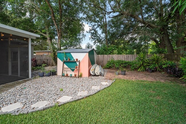 Building Photo - Charming and Updated 2/2 Home in Colonial ...