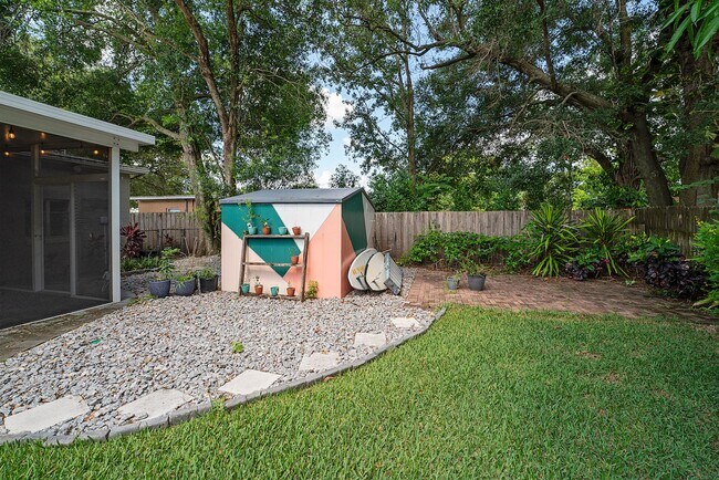 Building Photo - Charming & Updated 2/2 Home in Colonial Ac...