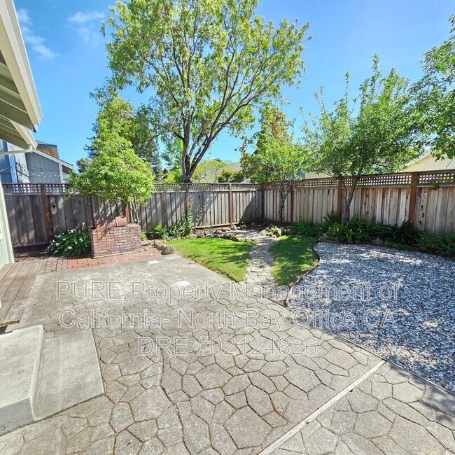 Building Photo - 869 Maria Dr