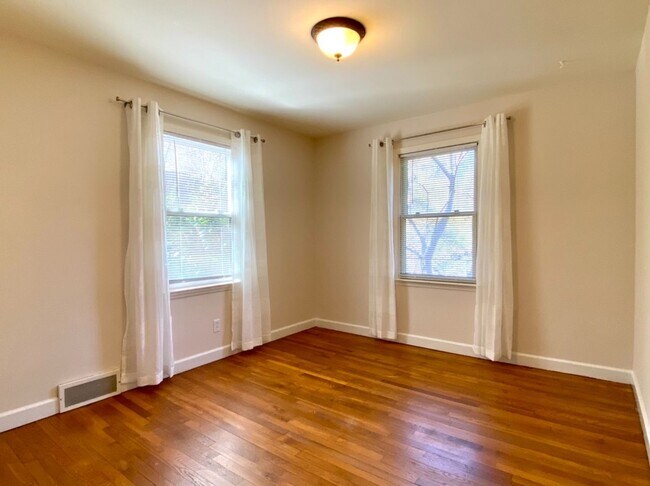 Building Photo - Beautiful Creekside Cottage in North Asheville