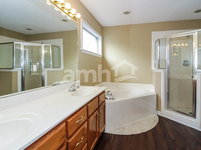 Building Photo - 10001 Houston Birch Dr