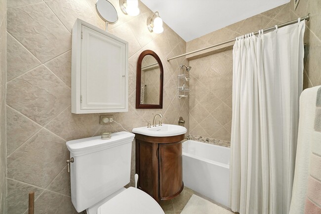 Building Photo - 247 E Chestnut St