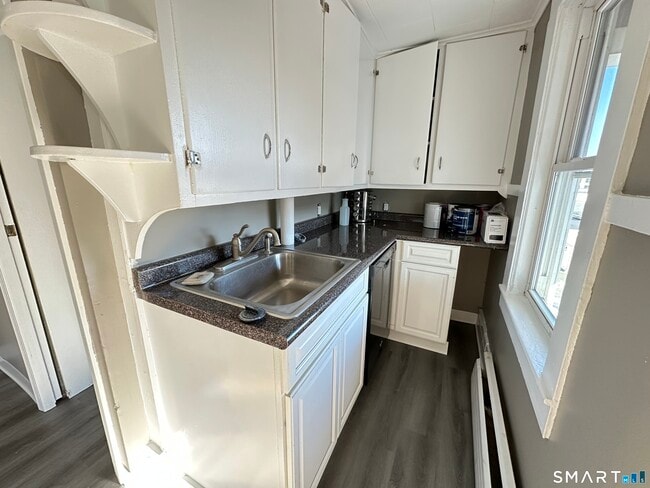 Building Photo - 40 Oak St