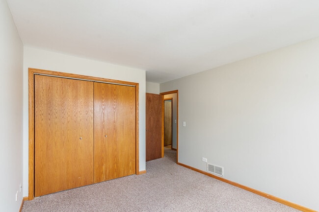 Building Photo - 211 Lorien Ct