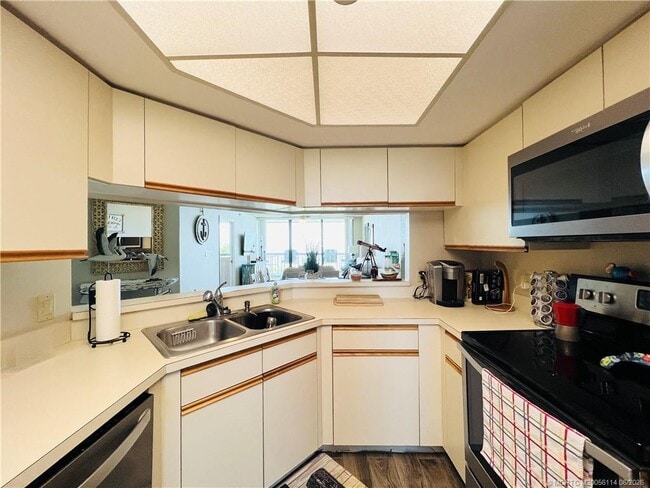 Building Photo - 8880 S Ocean Dr