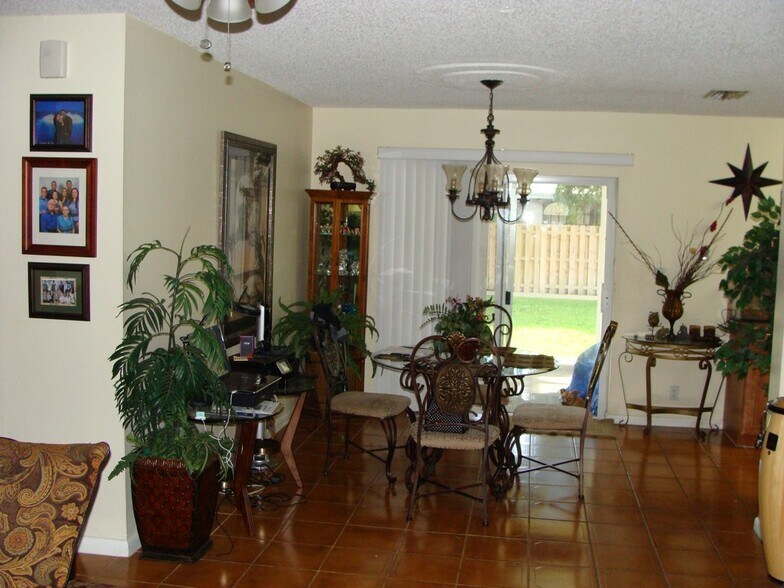 Building Photo - 2589 Dolphin Dr