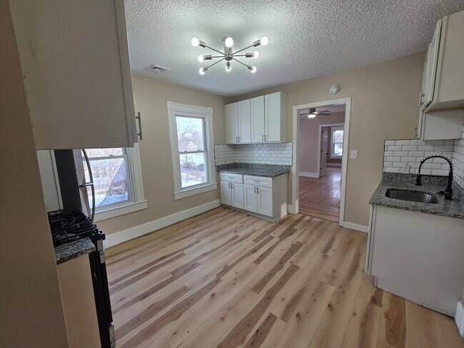 Building Photo - 184 King St