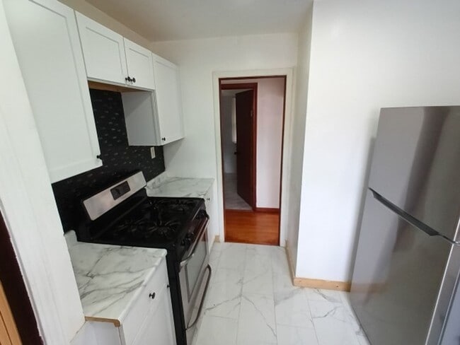 Building Photo - 3 bedroom 1.5 bath brick bungalow - AVAILA...