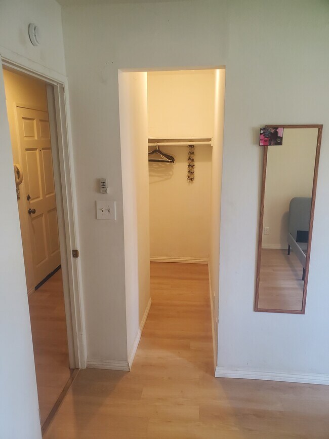 Walkin closet - 5834 Bowcroft St