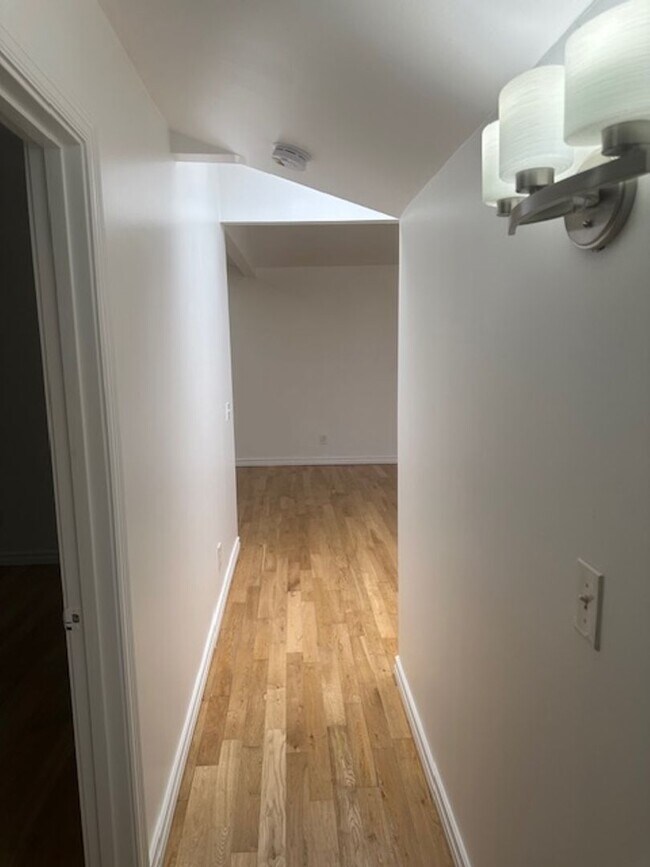 Building Photo - 304 N Francisca Ave