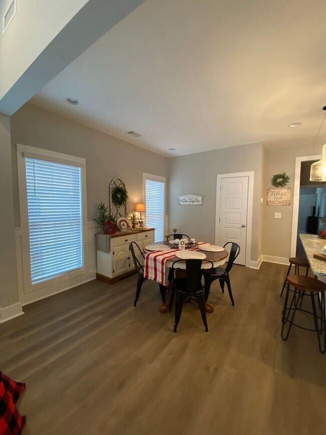 Building Photo - Fox Run Village Duette with Amenities