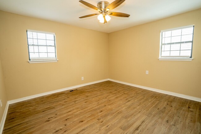 Building Photo - Newly Updated 3 Bedroom 2 Bathroom Home!