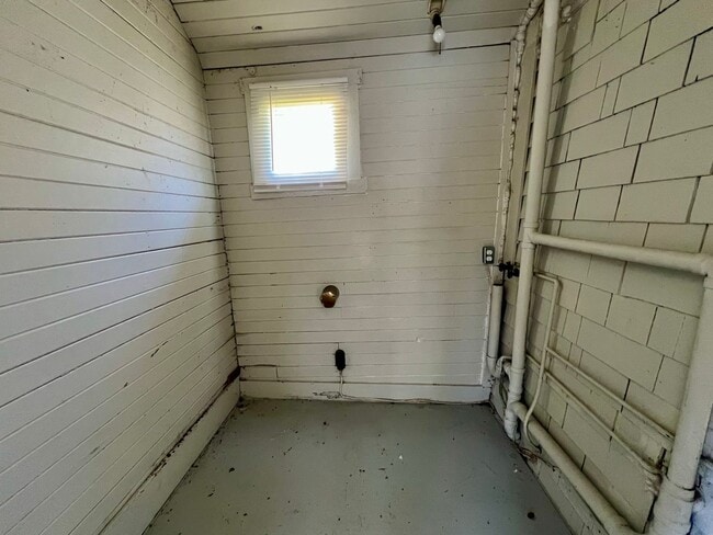 Building Photo - 1 Bed, 1 Bath House