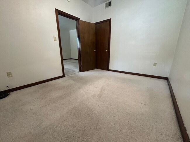Building Photo - Fantastic 2 BR Apartment in South Oakland on Bates Street! CALL NOW!
