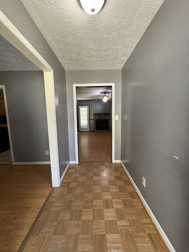 Building Photo - 204 Cobblestone Ct