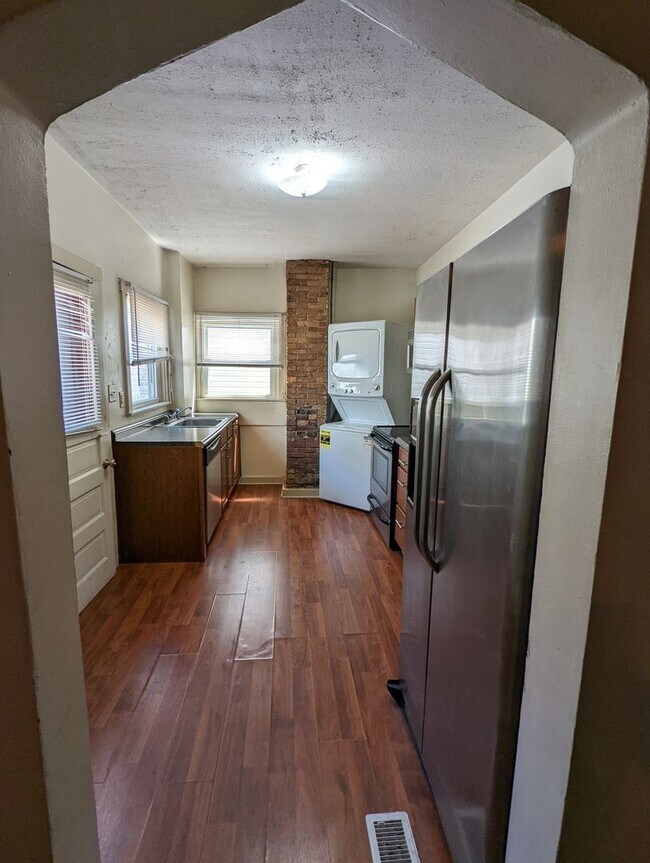 Primary Photo - Large 2 Bedroom Close to Carson St -- Avai...