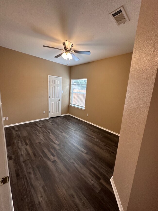 Building Photo - 990 Sierra Vista Ct