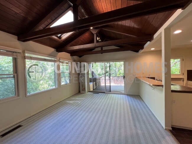 Building Photo - Picturesque 1BR/1BA Ross Cottage!  A/C! De...