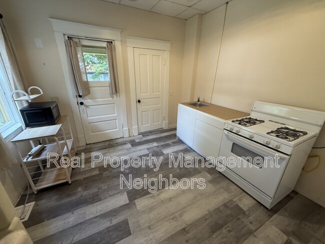 Building Photo - 216 Lafayette Ave NE
