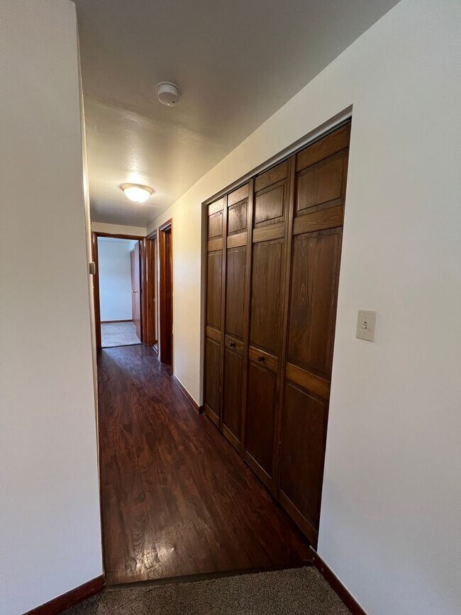 Building Photo - 1046 Leslie Ln