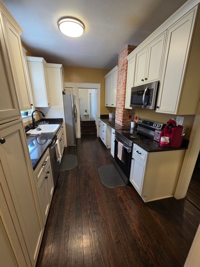 Building Photo - Newly Fully Furnished Midtown House