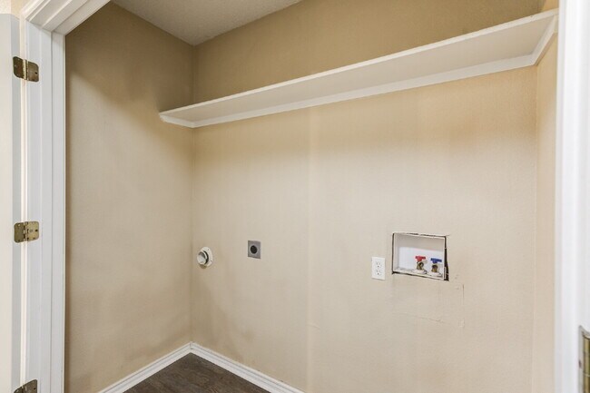 Building Photo - 3/2/2 plus a large basement on a Cul-de-Sac!