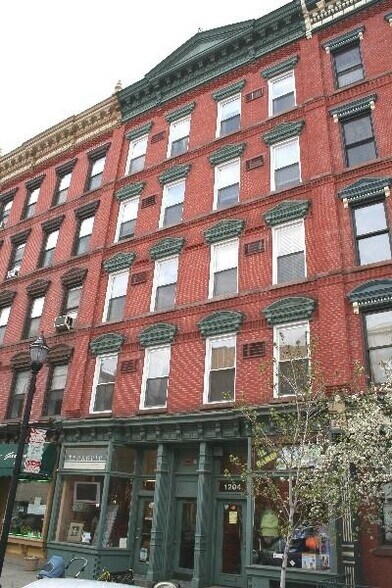 Primary Photo - 1204 Washington St