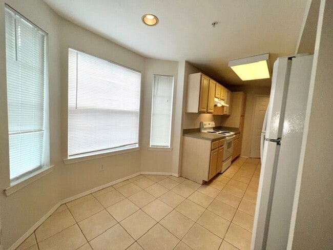 Building Photo - Move in NOW- Spacious 2 bedroom 1 bath condo on 3rd floor in gated community! Water included with...