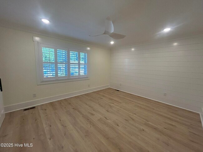 Building Photo - 1800 Eastwood Rd