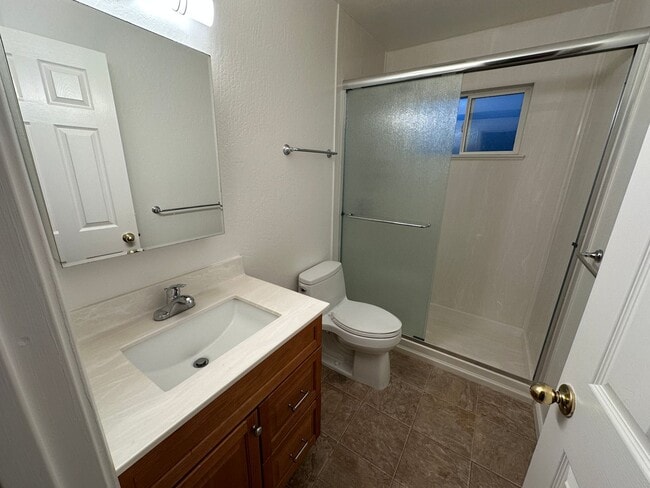 Building Photo - Lease break: Single Story Duplex