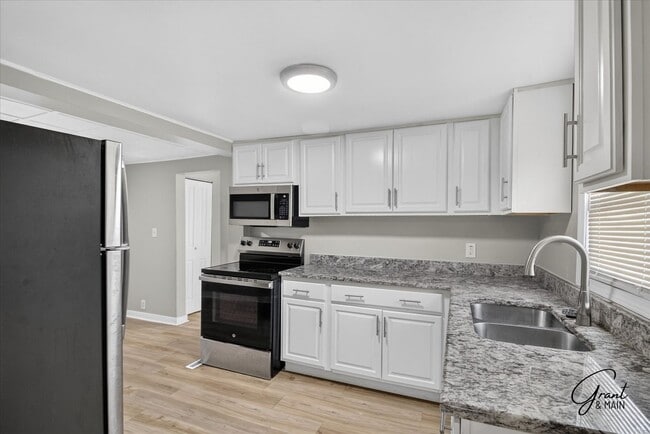 Building Photo - $1300 2 bedroom bungalow