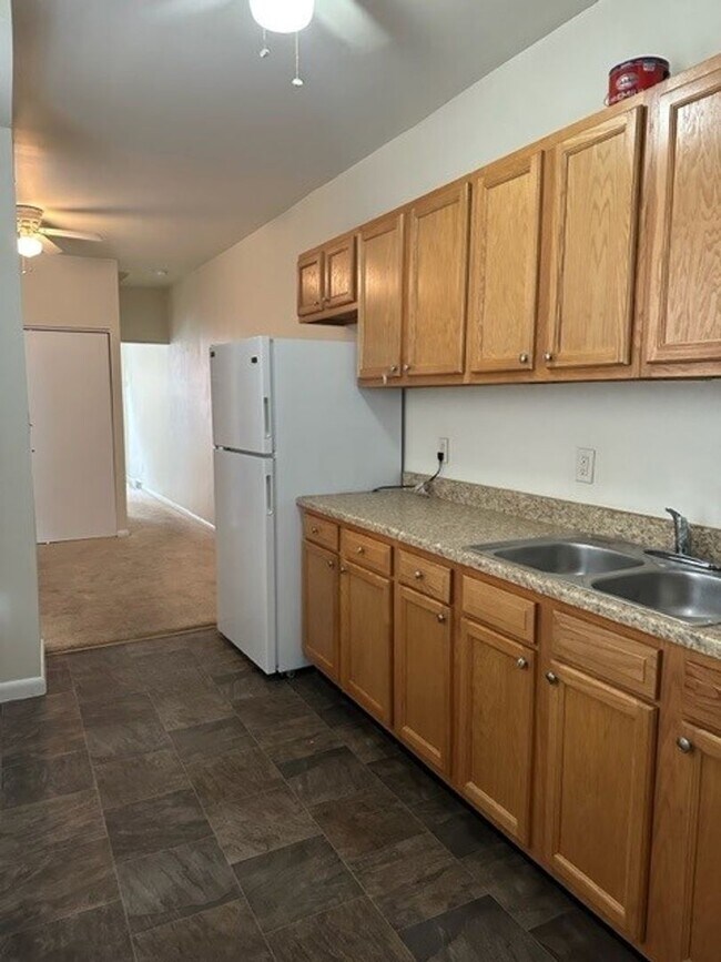 Building Photo - Single Family 2 Bedroom 1 Bathroom Home Fo...