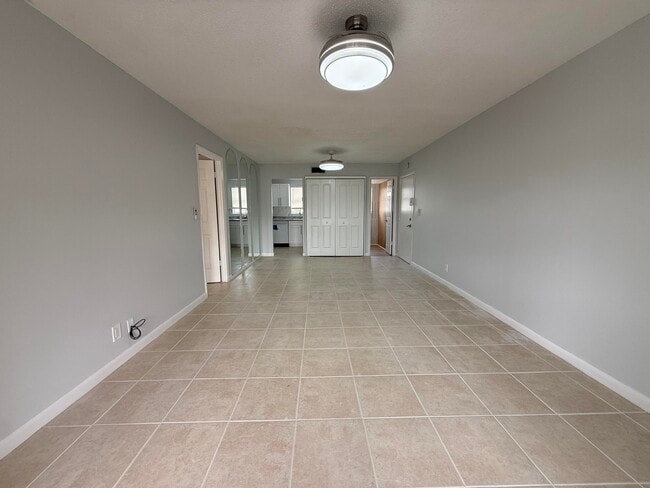 Building Photo - 228 Lake Dora Dr