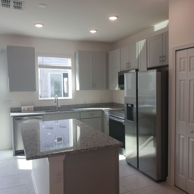 Building Photo - Like new spacious Townhome in Wesley Chapel! 3bedrooms/2.5 bathrooms/2 car garage